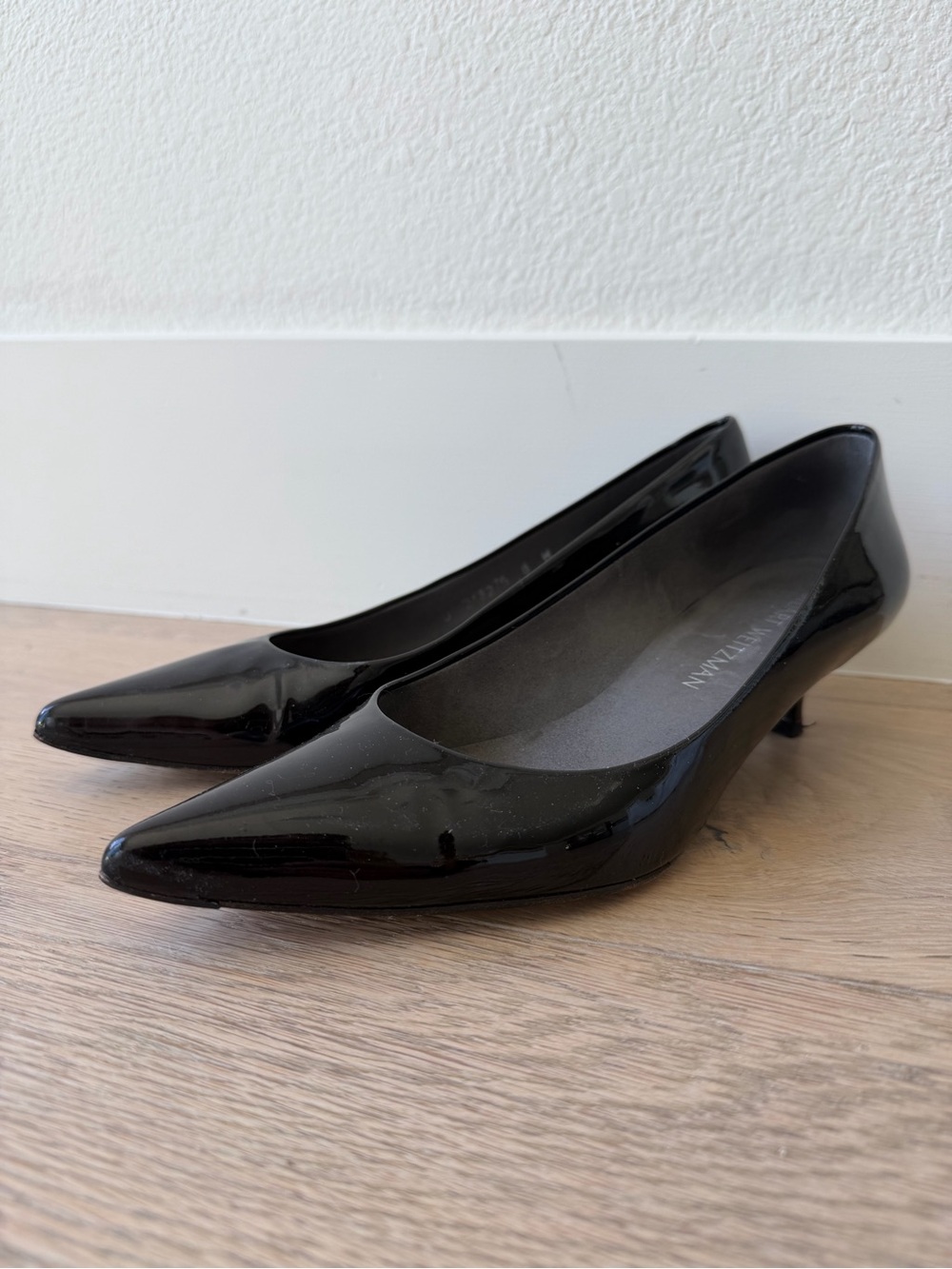 STUART WEITZMAN Kitten Heel Patent Heel Pointed Toe Shoes